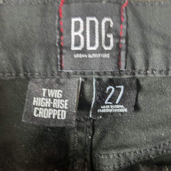 EUC URBAN OUTFITTERS BDG TWIG HIGH RISW CROPPED BLACK JEANS, size 27 - Picture 3 of 6